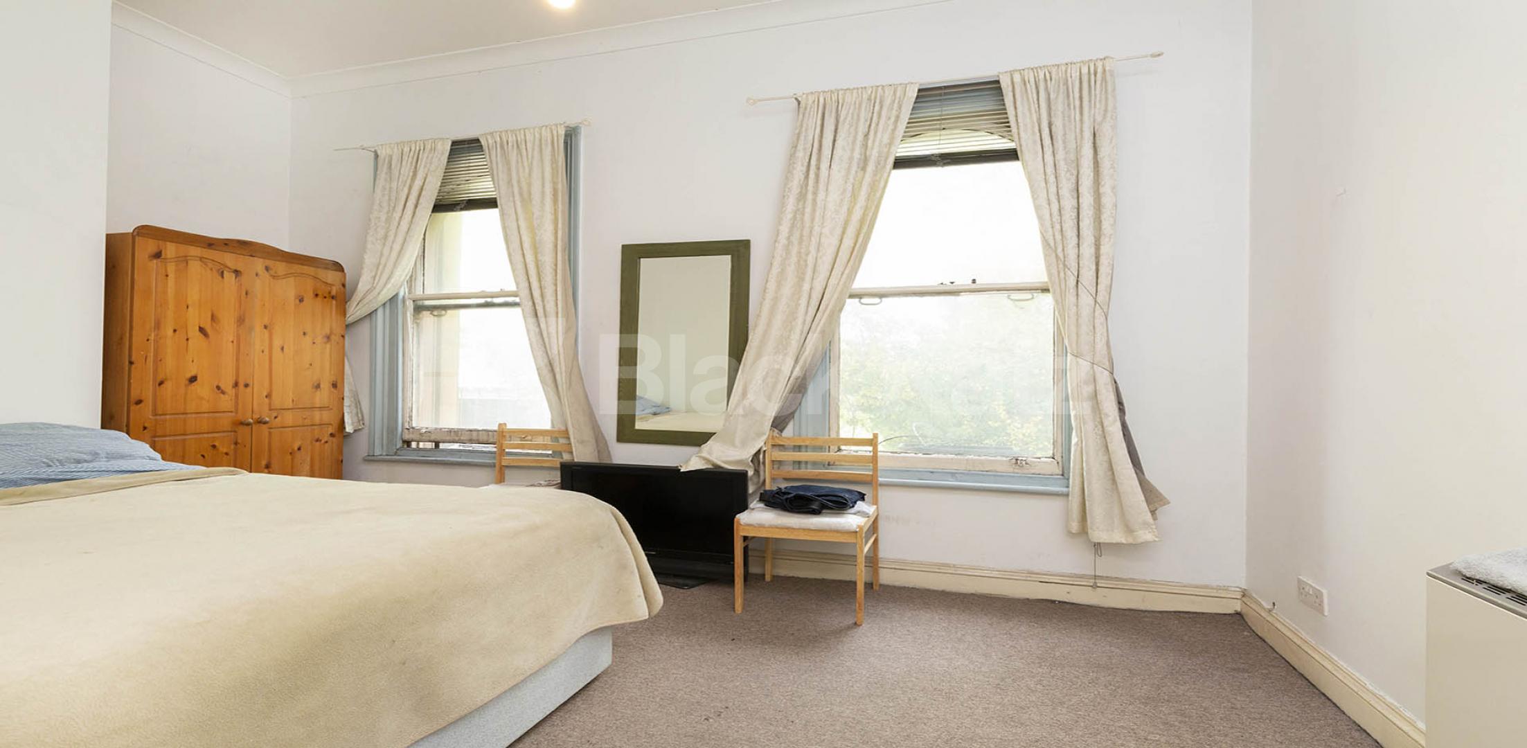 Spacious one bedroom property set in a great location High Street, Horsney